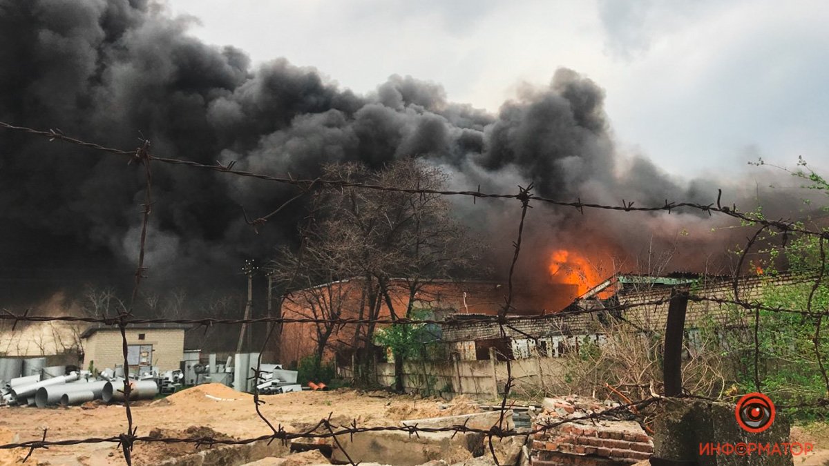 Большой пожар в Днепре возле авторынка: дым видно за километры