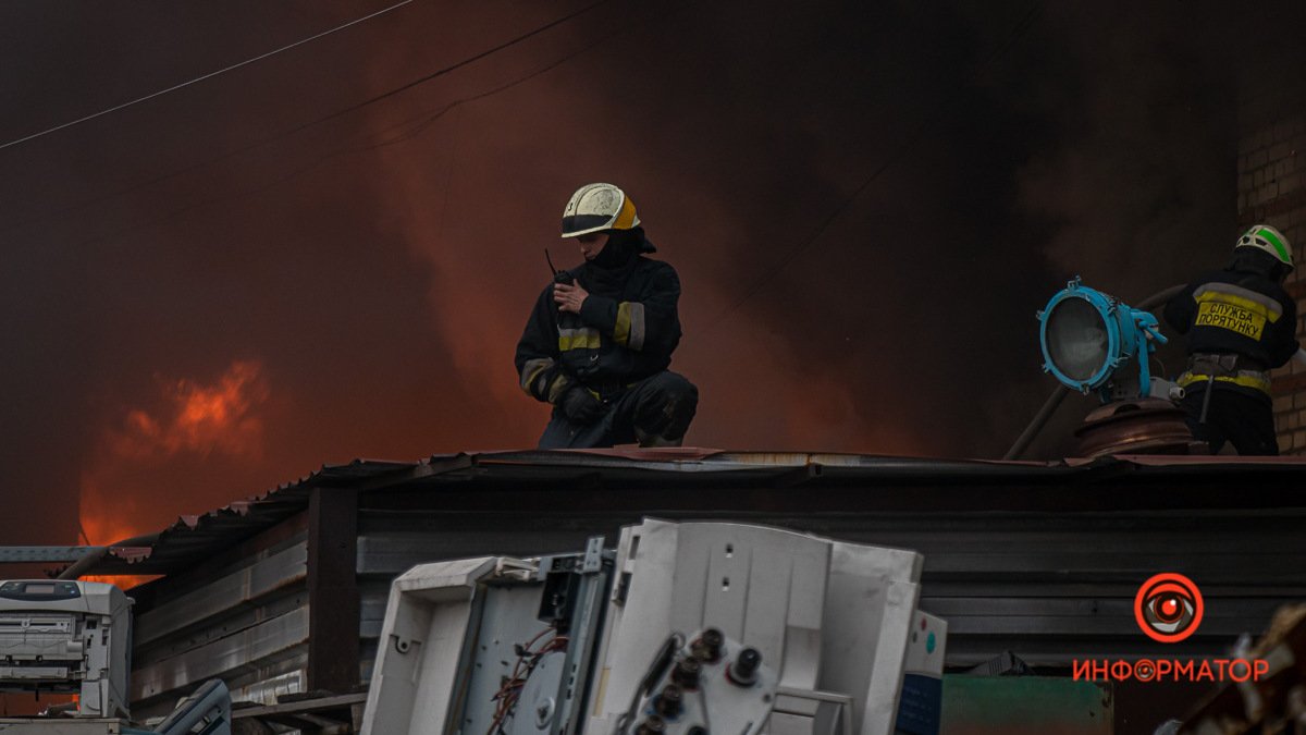 В Днепре на Днепросталевской горела металлобаза: фото и видео с места
