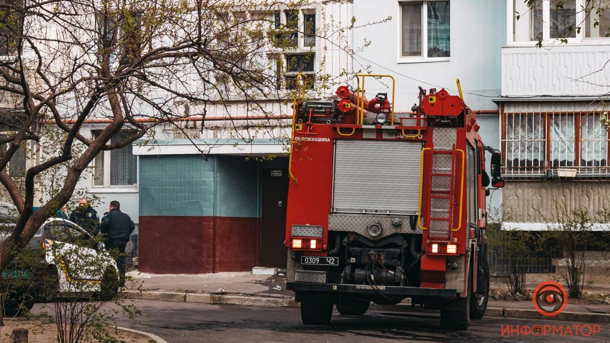 В Днепре на проспекте Мира горела квартира: спасатели добирались к 15-летнему мальчику через окно