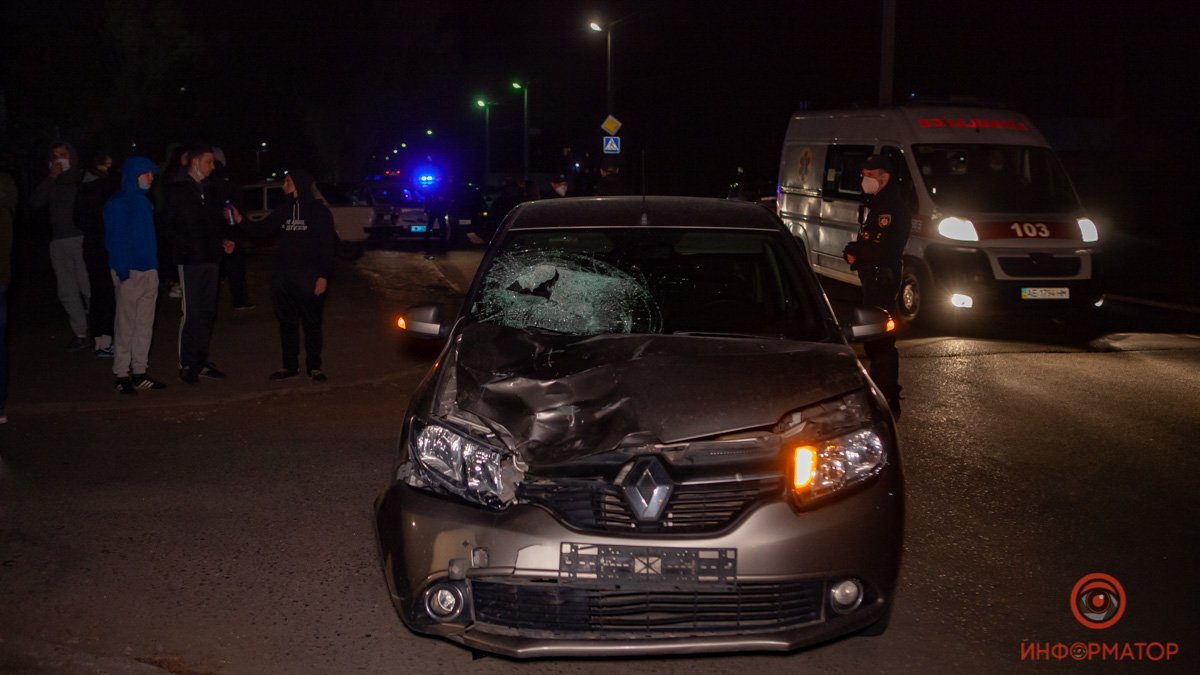 В Днепре на Семафорной Renault сбил пешехода: мужчину госпитализировали
