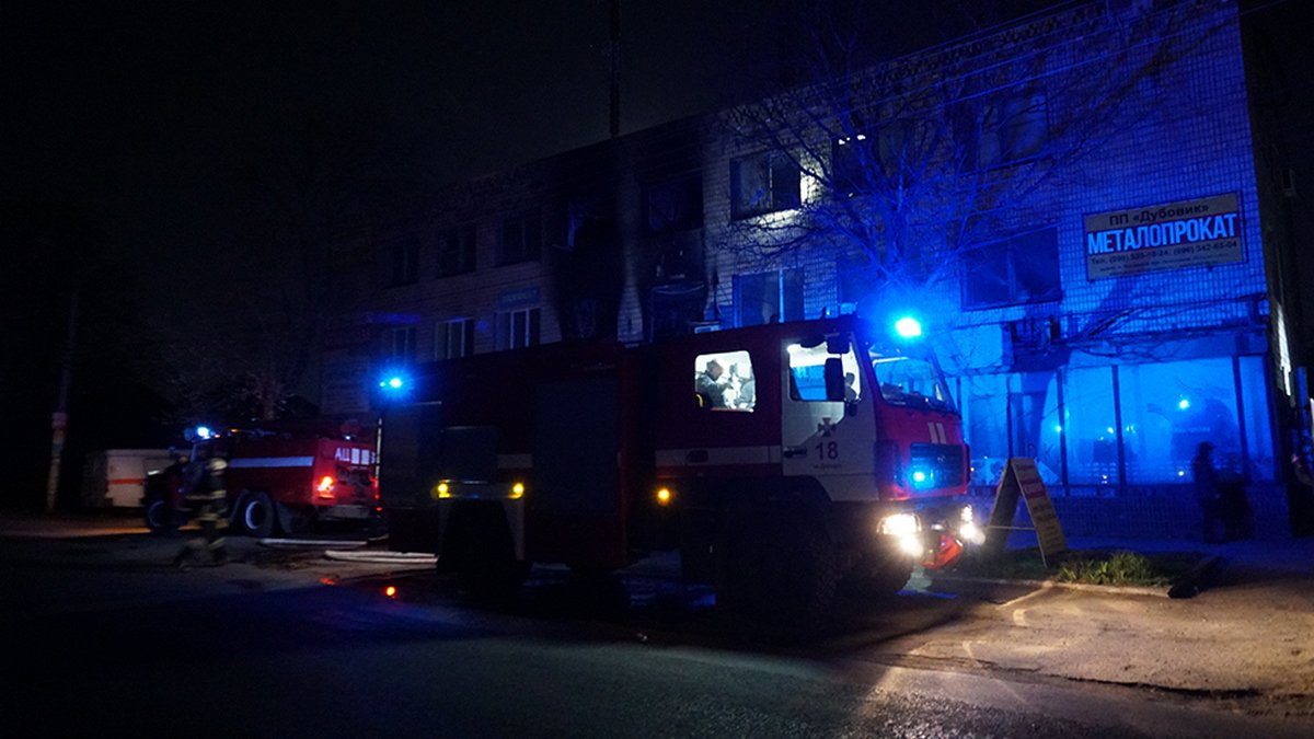 В Подгородном горел дом быта: огнем охватило 2 этажа
