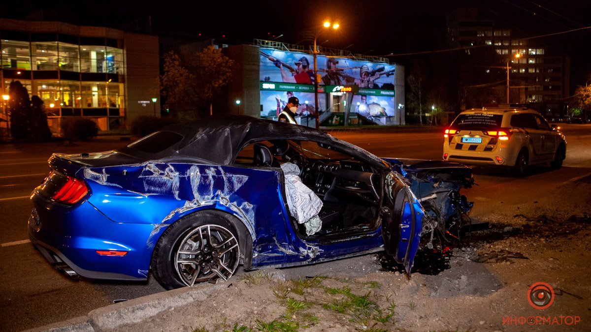 Второе ДТП на Набережной Победы в Днепре: Ford ударил Mercedes и вылетел на обочину