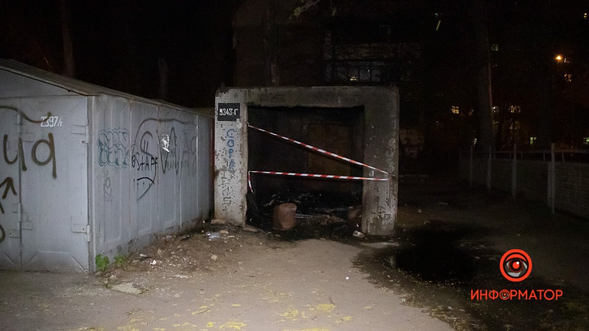 В Днепре в переулке Добровольцев горел гараж с автомобилем внутри