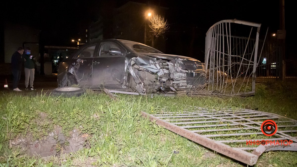 В Днепре возле "Терры" на Хмельницкого пьяный водитель Geely врезался в Daewoo и снес забор