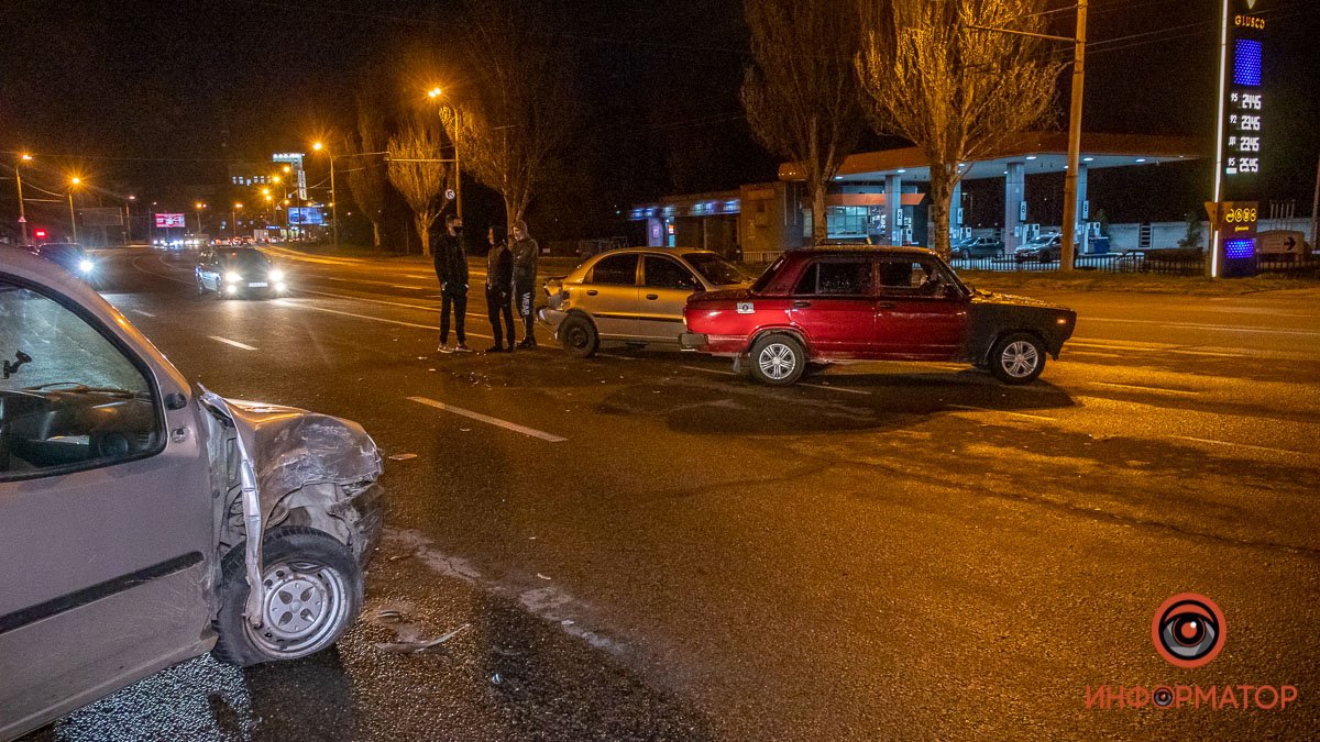 В Днепре на Запорожском шоссе столкнулись 4 автомобиля: поиск свидетелей