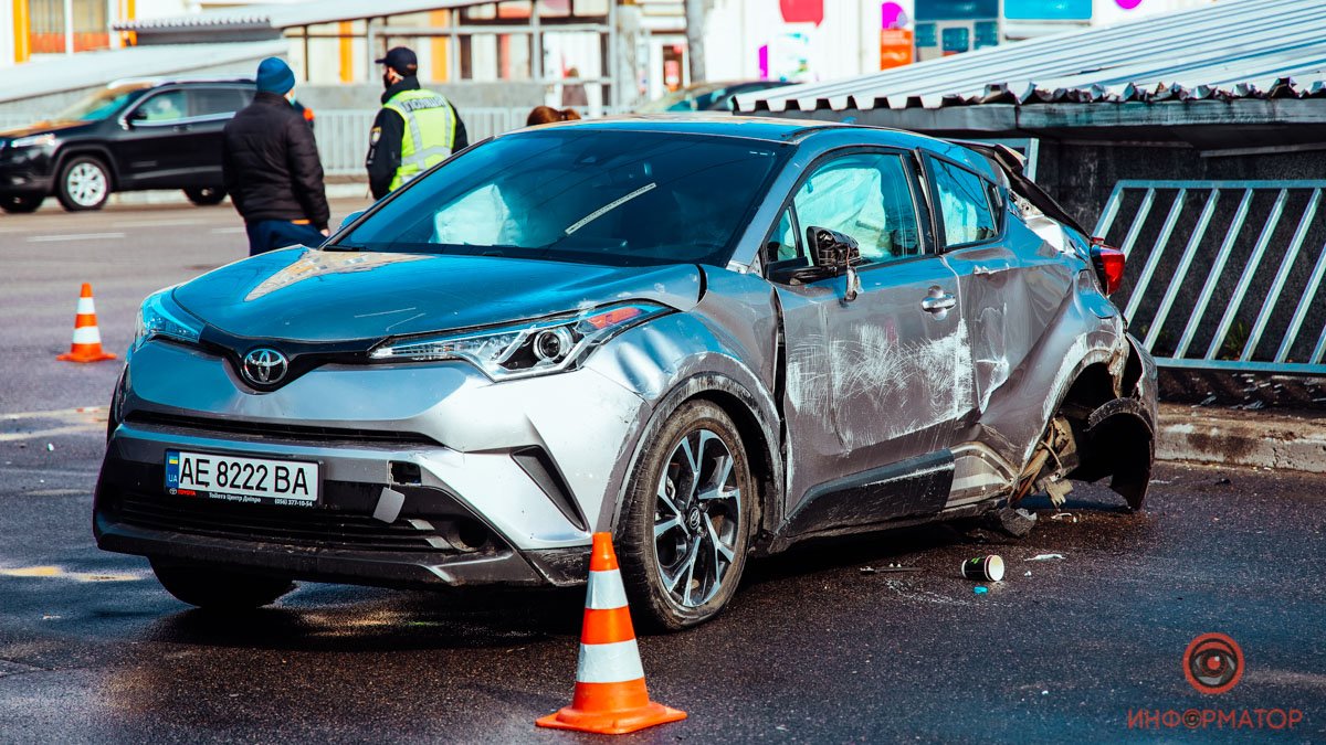 В Днепре на Слобожанском проспекте столкнулись BMW и Toyota: пострадала девушка