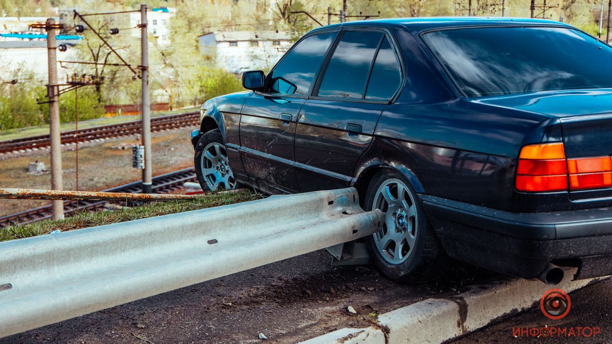 В Днепре на Амурском мосту BMW врезался в отбойник и повис над обрывом
