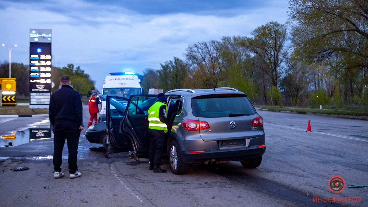 В Днепре на Маршала Малиновского столкнулись Volkswagen и ВАЗ: троих пострадавших забрала скорая
