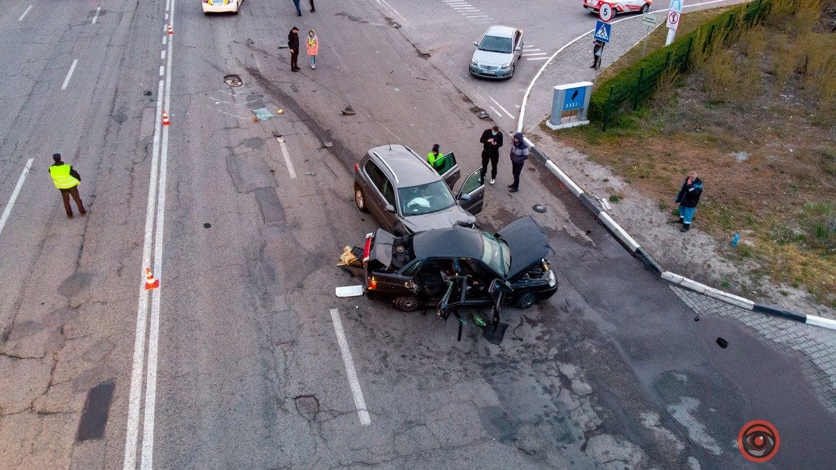 В Днепре на Маршала Малиновского столкулись Volkswagen и ВАЗ: видео момента аварии