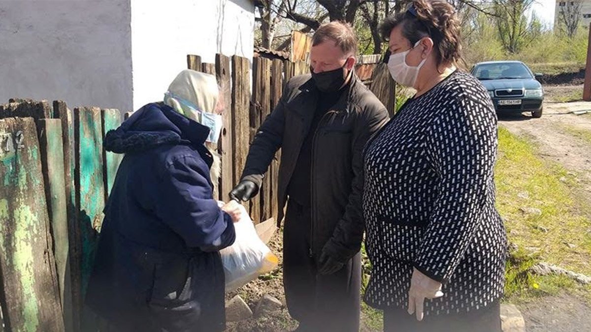 В Днепре депутат Николай Слободянюк развозит пенсионерам продуктовые наборы и маски