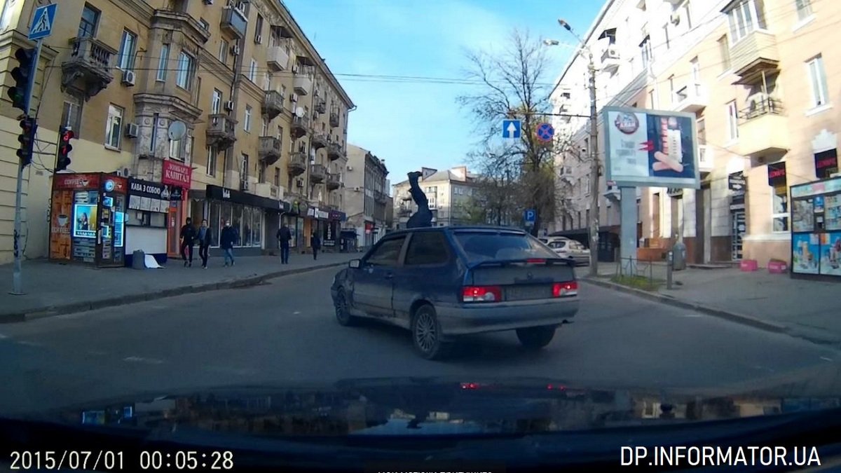 В Днепре мужчина сбил пешехода и уехал: появилось видео момента аварии