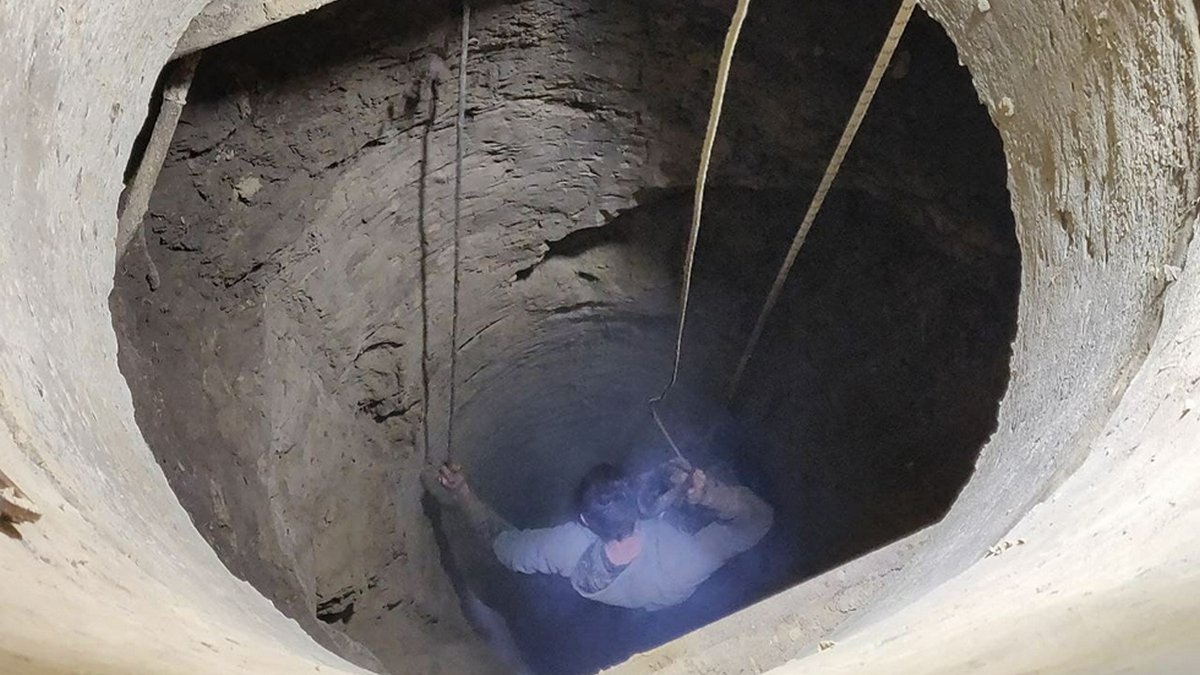 В Днепре 28-летний мужчина упал в 23-метровый колодец и застрял в глине
