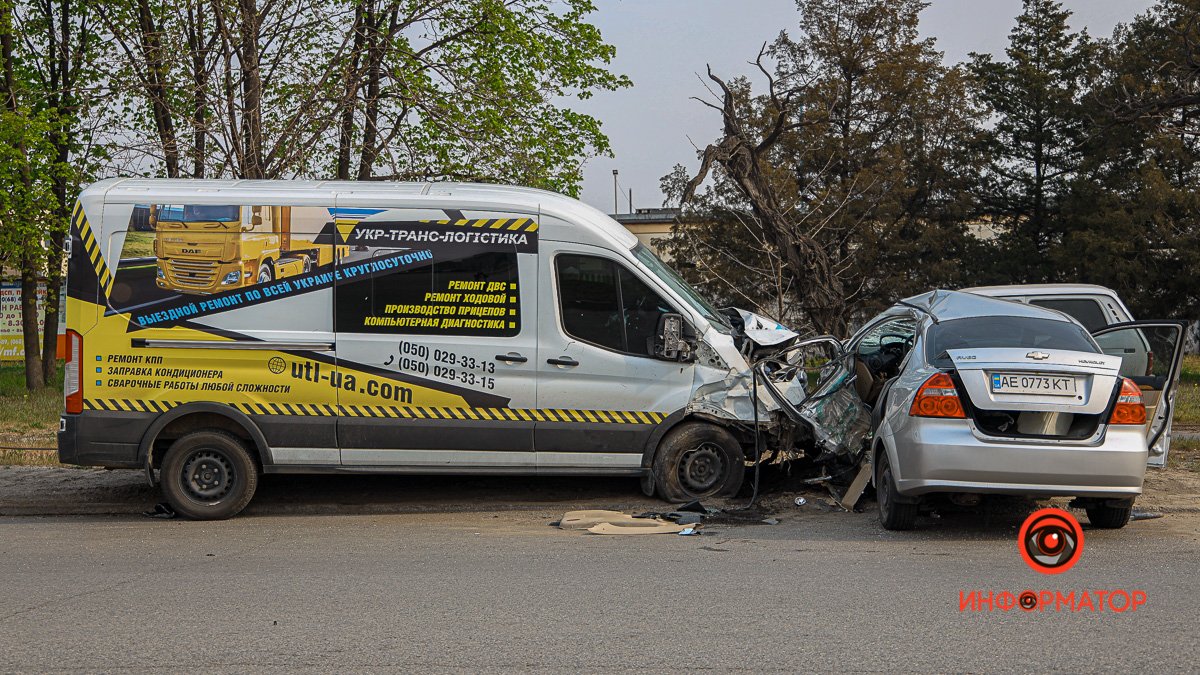 В Днепре на Днепросталевской столкнулись Chevrolet и микроавтобус Ford: пострадал мужчина