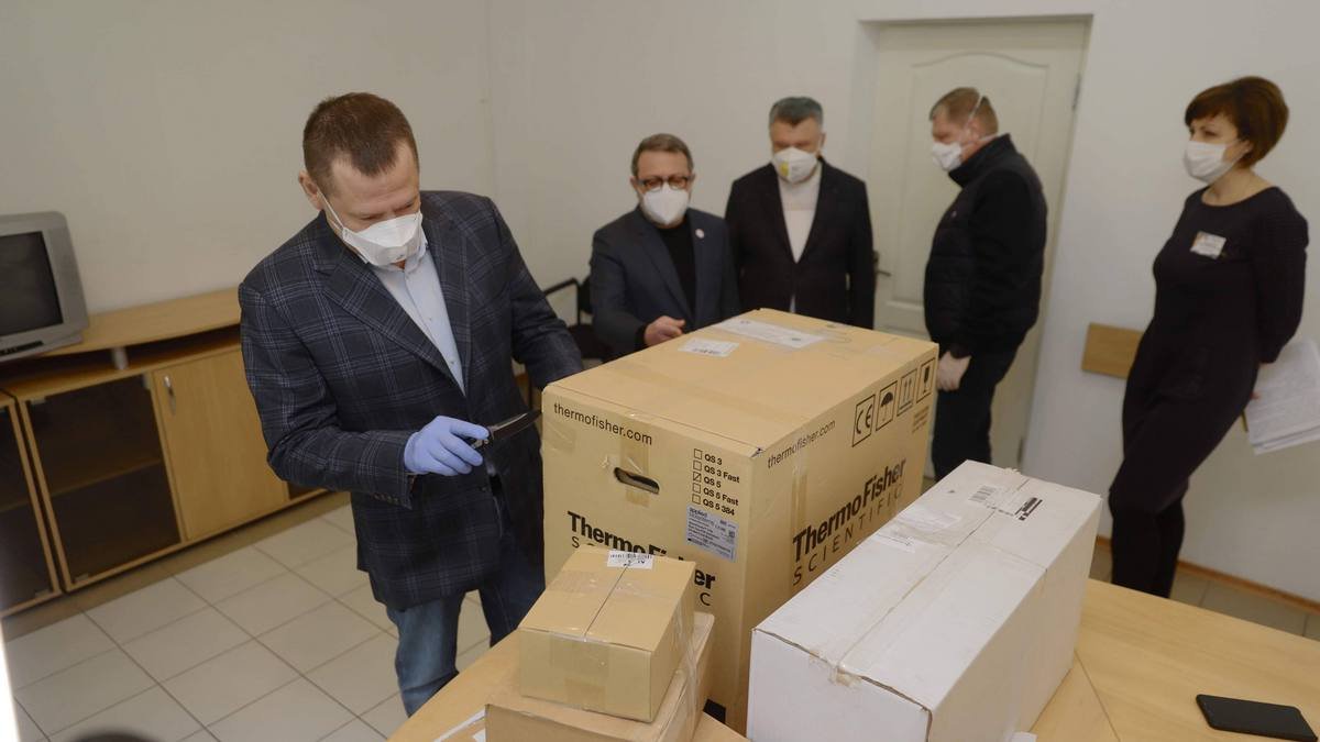 Борис Филатов и Геннадий Корбан передали областному лабораторному центру новую лабораторию ПЦР-тестов на COVID-19