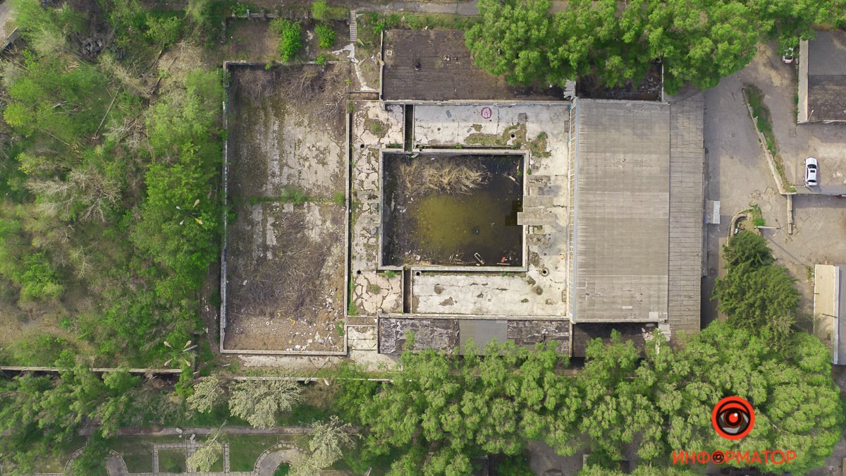 Как в Днепре на Набережной Победы доживает свой век заброшенный бассейн