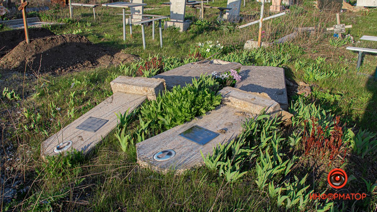 В Днепре на Краснопольском кладбище хулиганы разрушили больше сотни надгробий
