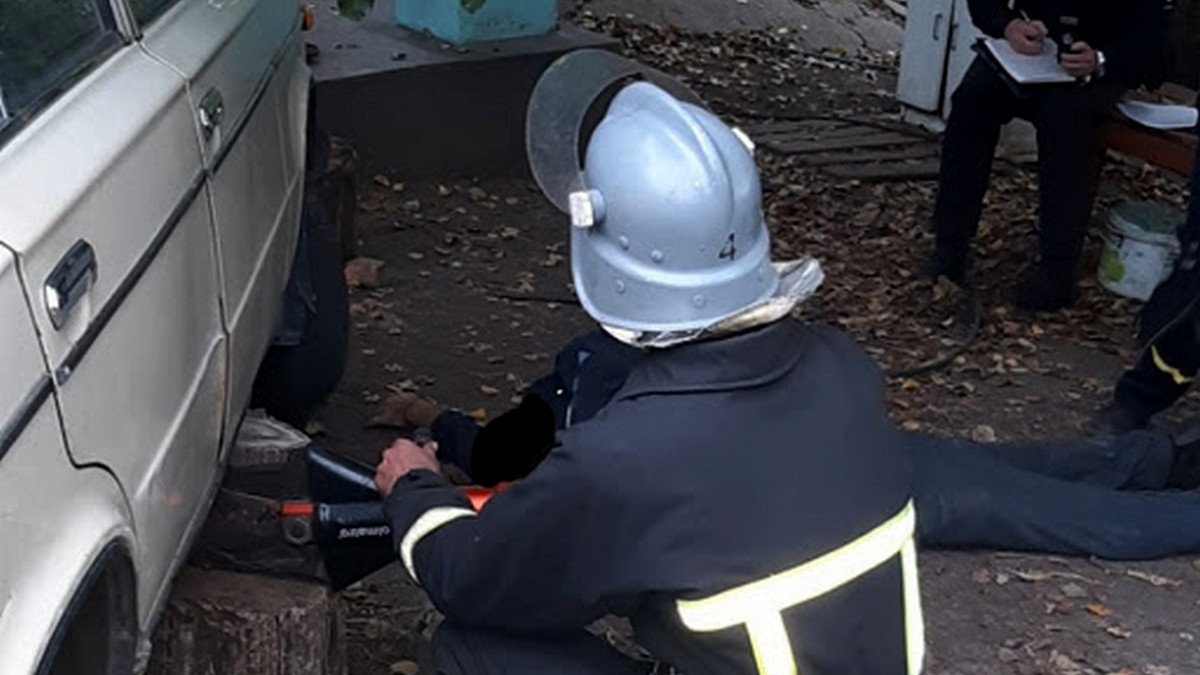 Под Днепром мужчину во время ремонта насмерть придавило автомобилем