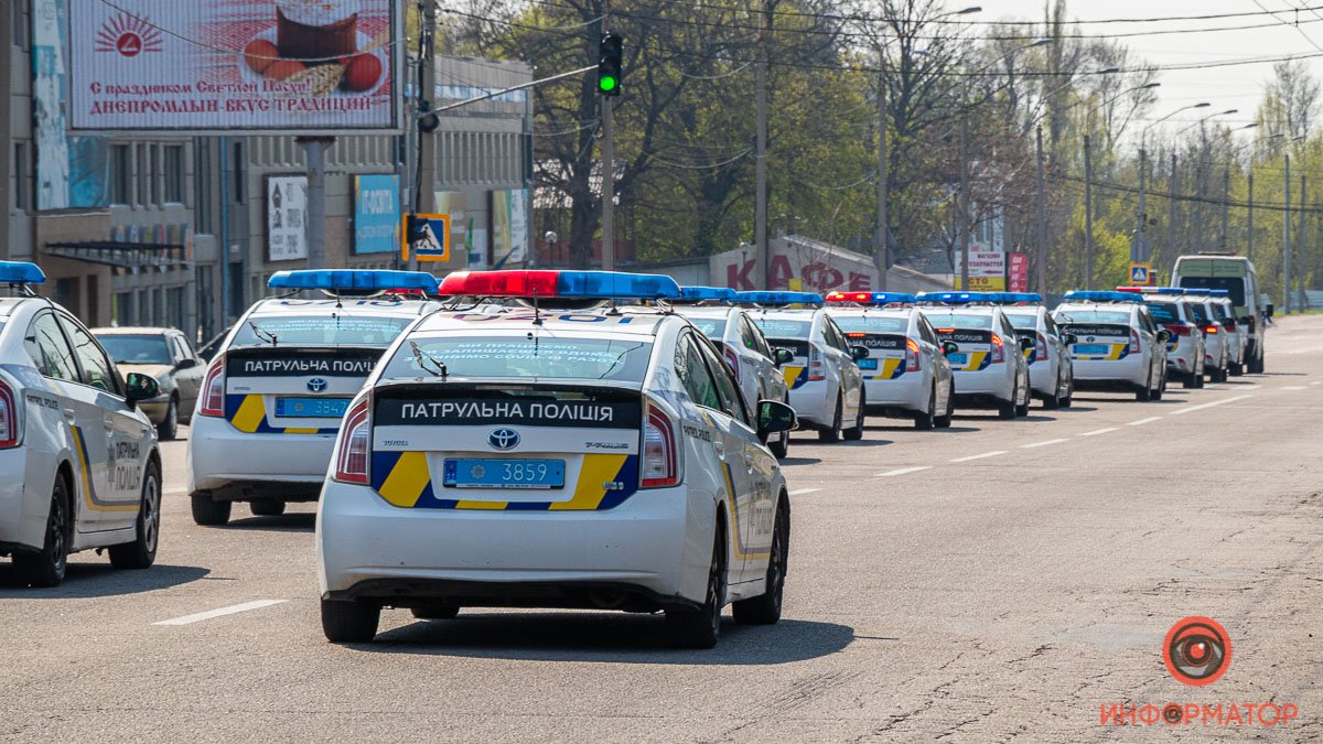 Звуки сирен и кортеж из полицейских авто: в Днепре попрощались с патрульным Александром Калинчуком