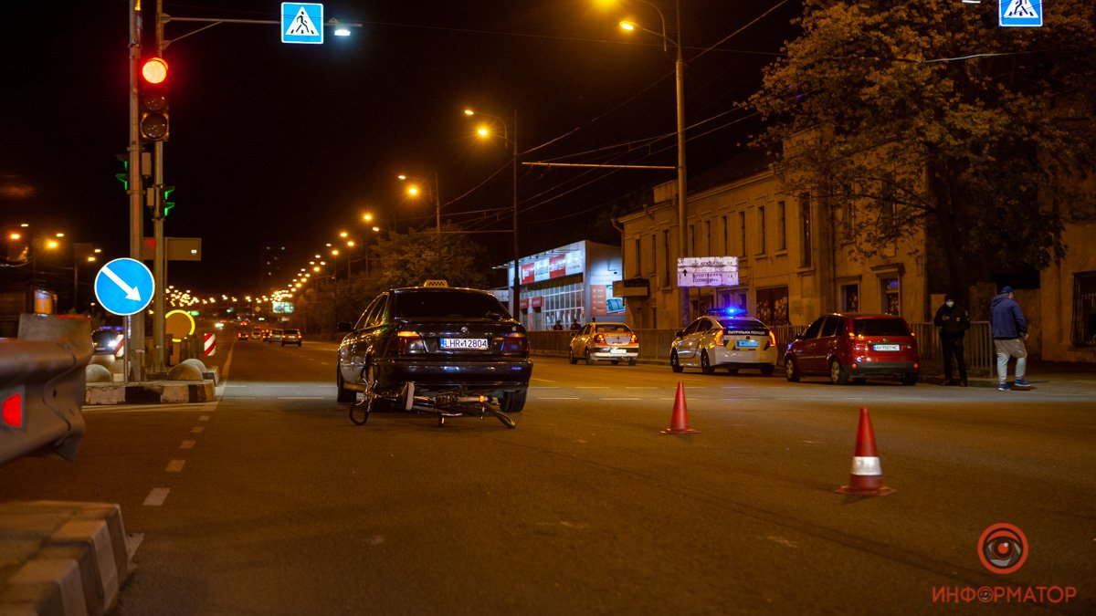 В Днепре на Слобожанском проспекте велосипедист попал под колеса BMW: видео момента аварии