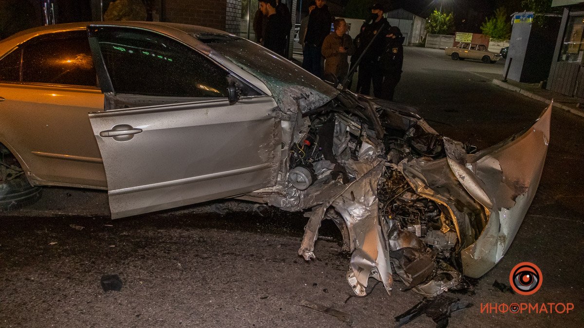 В Днепре на Калиновой разбилась Toyota: двоих человек госпитализировали