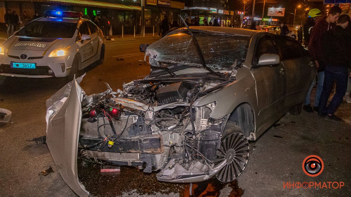 В Днепре на Калиновой Toyota Camry влетела в столб: видео момента аварии