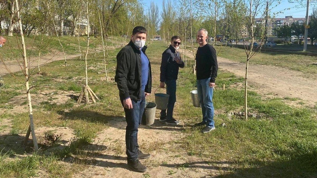 В Днепре депутаты горсовета поливали Березовый сад