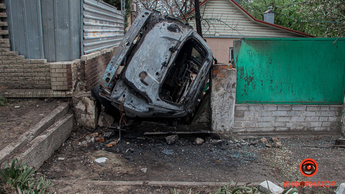 В Днепре SsangYong влетел в забор дома и загорелся: водитель и пассажир сбежали