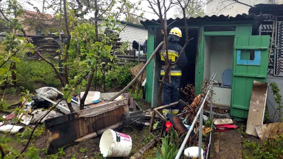 В Днепре на улице Андрющенко случился пожар во дворе частного дома