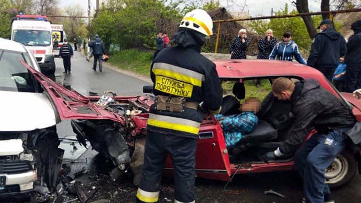 В Днепре на Андрейченко столкнулись Mitsubishi и ВАЗ: мужчину вырезали из авто, ребенка госпитализировали
