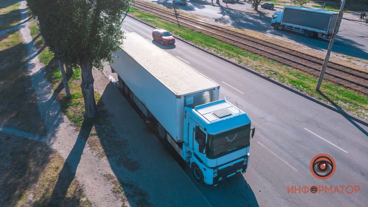 В Днепре на Донецком шоссе фура с гниющими овощами источает неприятный запах