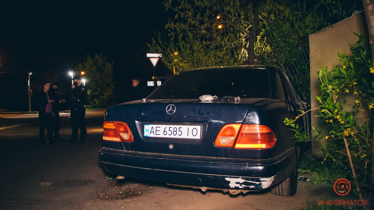 В Слобожанском Mercedes врезался в забор: водитель и пассажир ушли с места ДТП