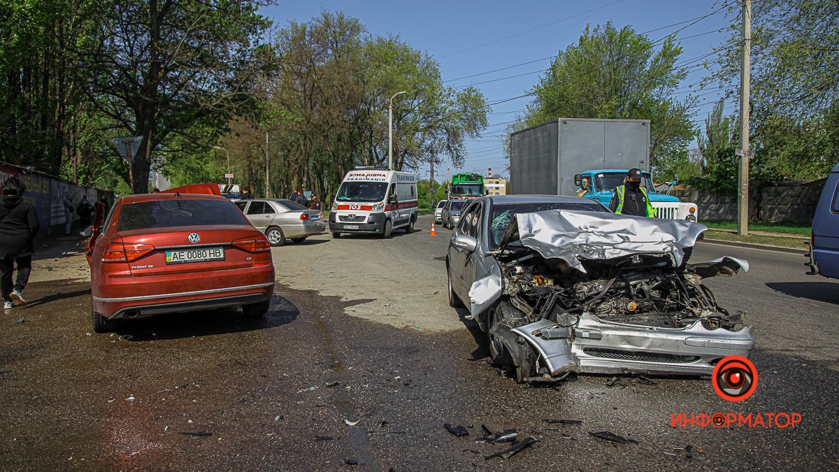 В Днепре на Энергетической столкнулись Mercedes и Volkswagen: 5 человек пострадали