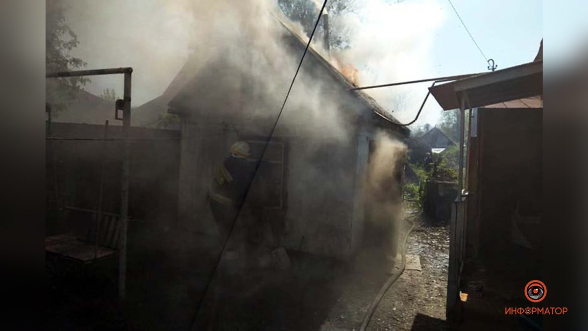 В Днепре на Весенней горела летняя кухня: возгорание тушили час