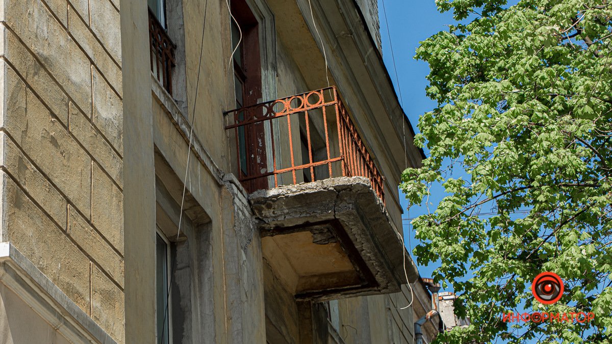 В Днепре на Мазепы женщине на голову упал фрагмент балкона