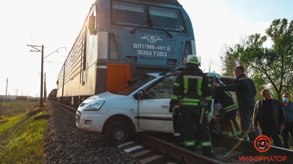 Недалеко от Днепра поезд сбил Hyundai и протащил 500 метров: погибла супружеская пара