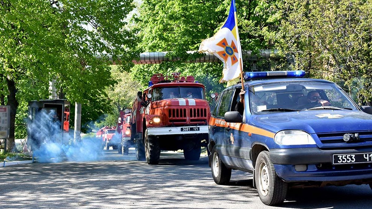 По Днепру проехали десятки пожарных машин с включенными сиренами: что происходило