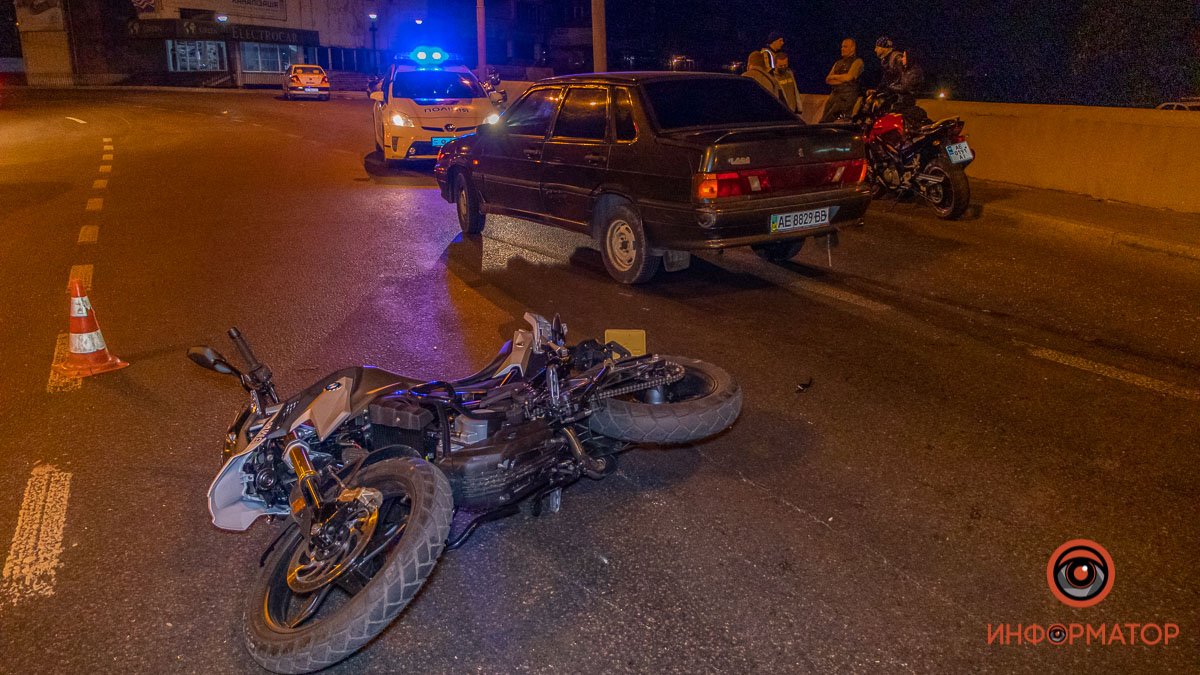 В Днепре возле речпорта столкнулись Lada и мотоциклист: мужчину забрала скорая помощь