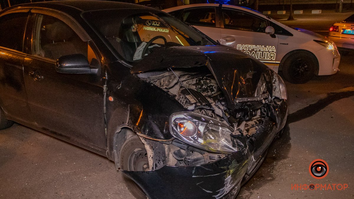 В Днепре на Сечевых Стрельцов столкнулись Renault и Chevrolet: пострадал мужчина