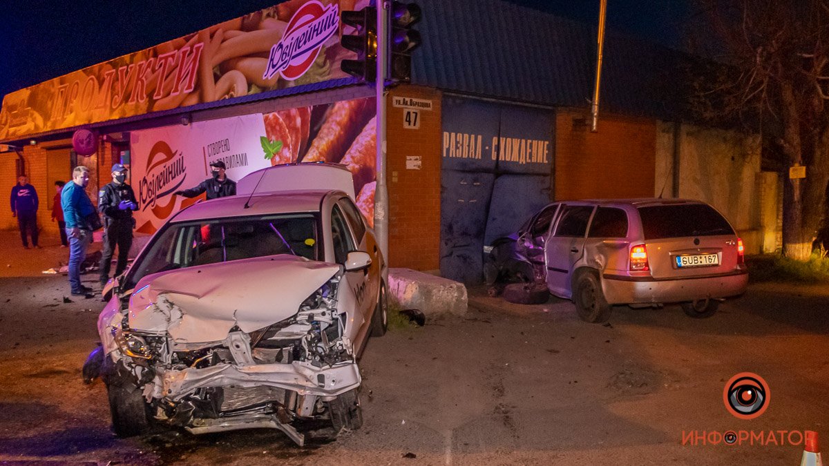 В Днепре на Образцова Renault службы такси врезался в Skoda: пострадали трое человек