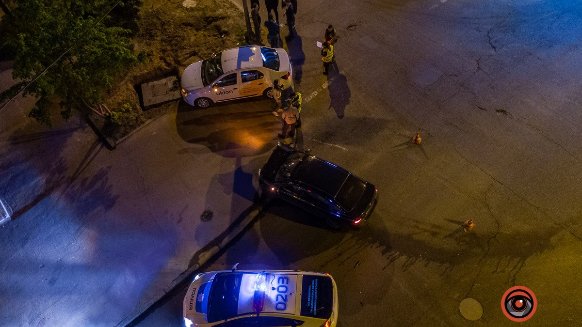 В Днепре на Сечевых Стрельцов автомобиль службы Uklon столкнулся с Chevrolet: видео момента аварии