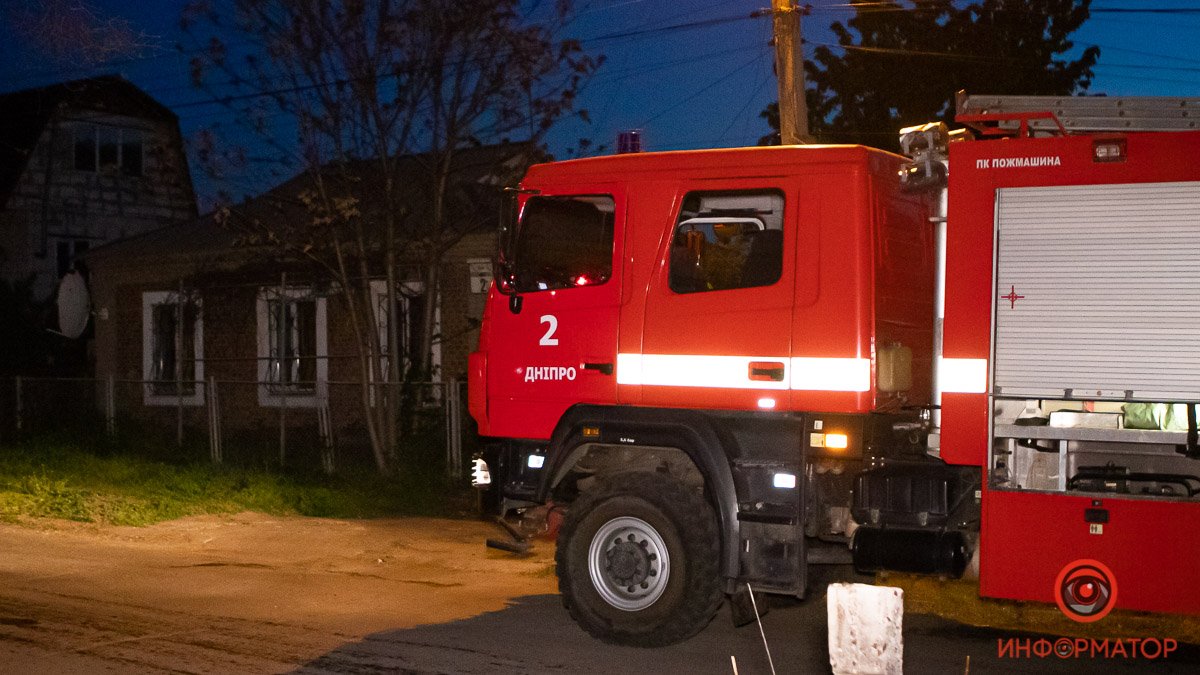 В Днепре на Жебунева горел частный дом: двух женщин госпитализировали