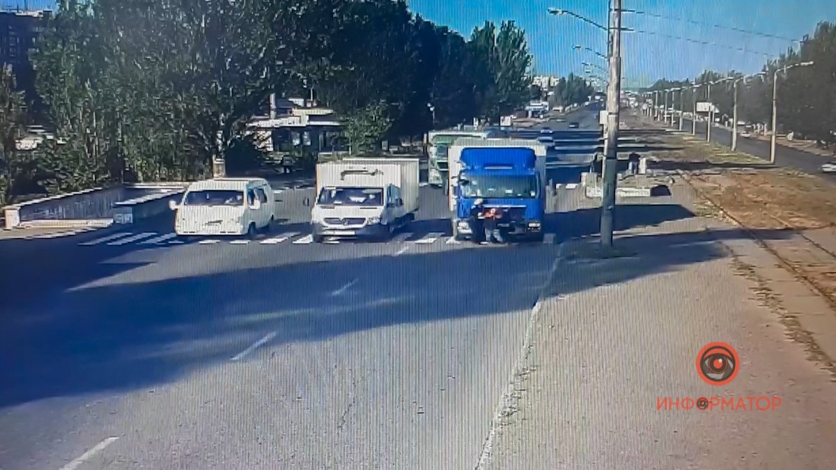 В Днепре на Донецком шоссе грузовик сбил двух мужчин: появилось видео