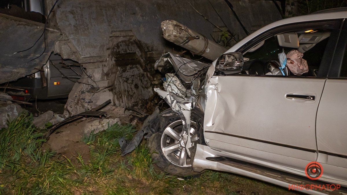 В Днепре на Кротова Lexus влетел в ограждение стоянки: зацепило несколько автомобилей