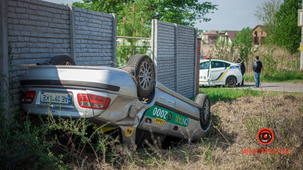 В Днепре на Широкой пьяный водитель на Mitsubishi влетел в забор: автомобиль перевернулся