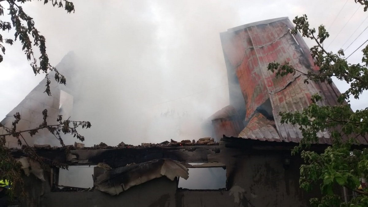 В Подгородном больше часа тушили пожар в гараже