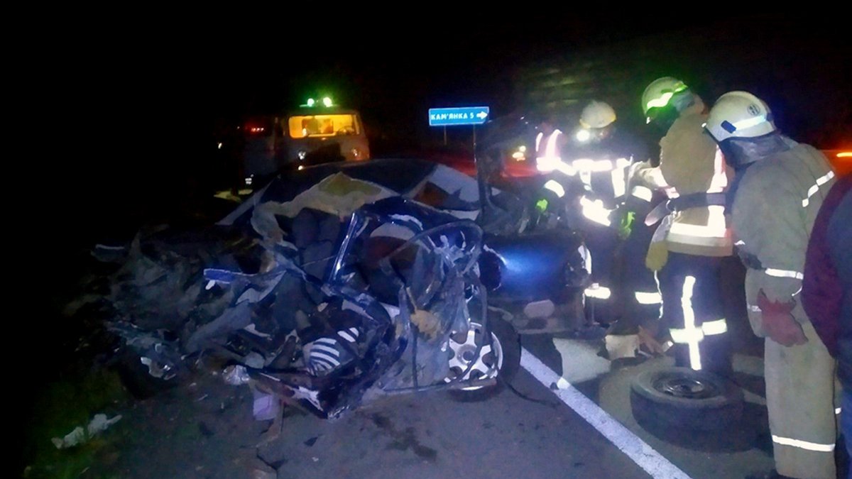 На трассе Днепр - Николаев столкнулись Mazda и грузовик: погибли двое