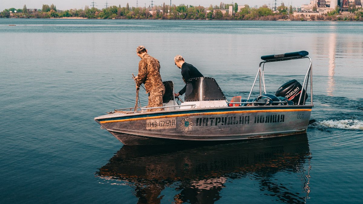 Под Днепром из реки достали тело мужчины: полиция просит опознать умершего