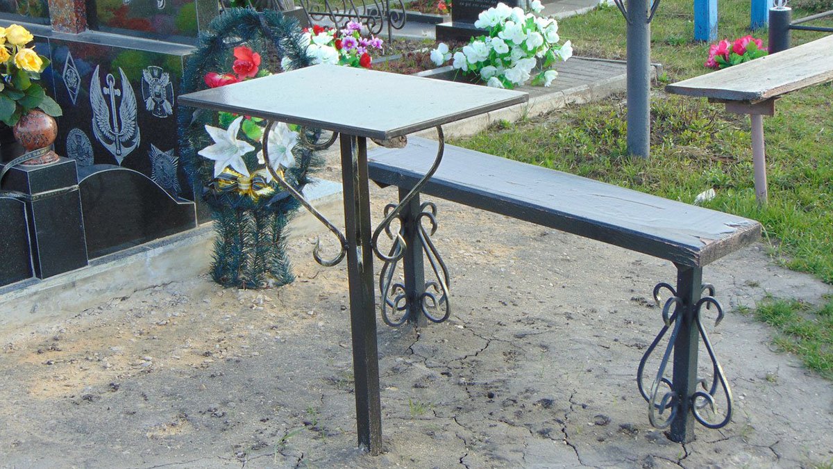 В Днепре супруги попались на краже столика с кладбища