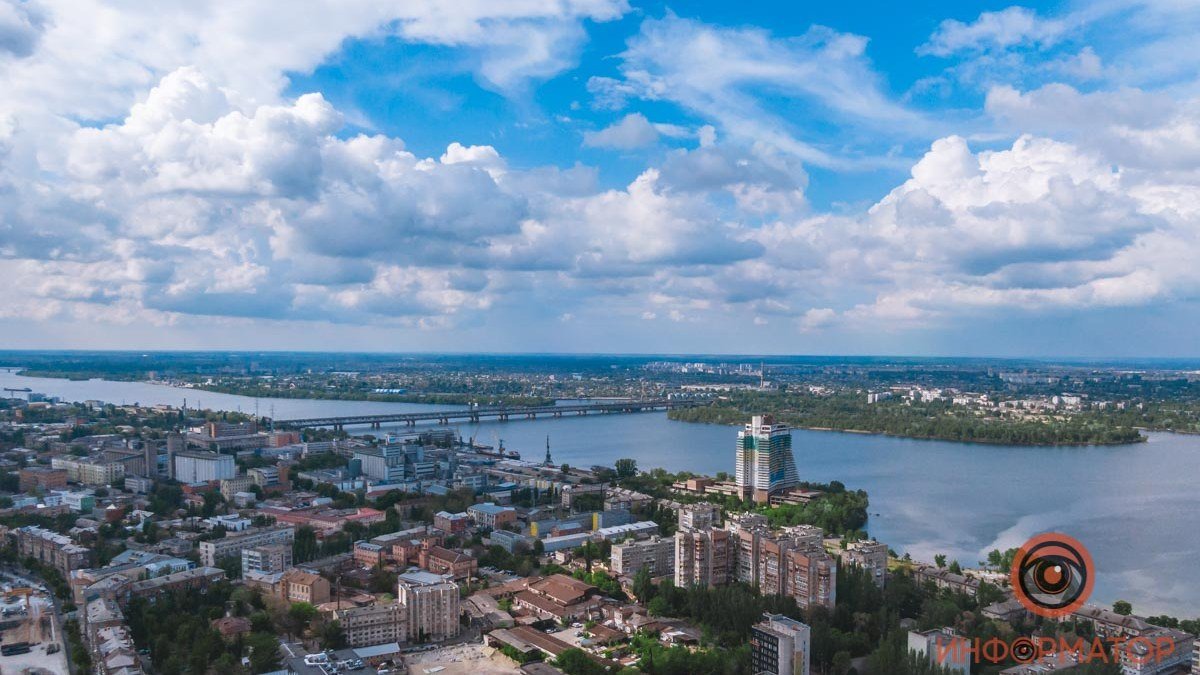 Над Днепром проплывают воздушные облака