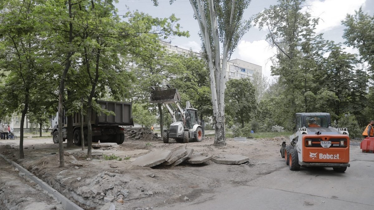 В Днепре на проспекте Героев обустраивают сквер